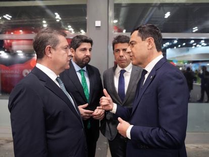 Los presidentes de Castilla-La Mancha, Emiliano García-Page, de Andalucía, Juanma Moreno, de la Comunidad de Murcia, Fernando López Miras, y de Valencia, Carlos Mazón, en Fitur.