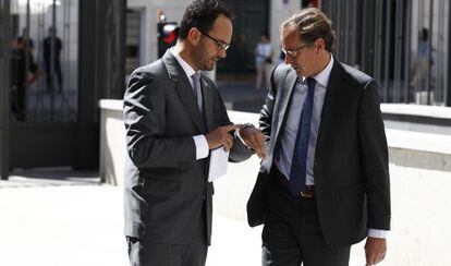 Antonio Hernando (a la izquierda) y Alfonso Alonso conversan en el patio del Congreso. el 9 de septiembre