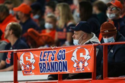 Un letrero que dice "Vamos, Brandon" en la barandilla de un partido de fútbol americano universitario de la NCAA, Nueva York.