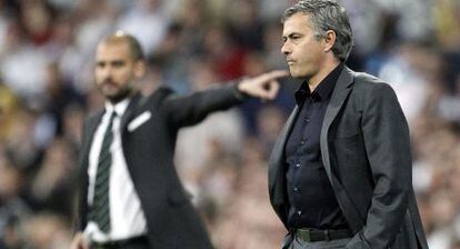 Mourinho y Guardiola, durante un cl&aacute;sico en el Bernab&eacute;u