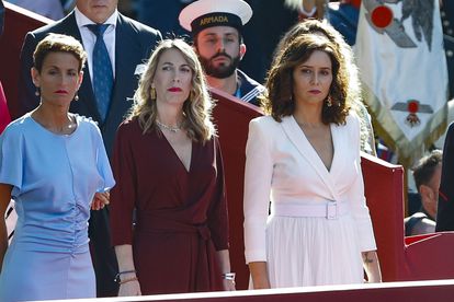 La presidenta de Navarra, María Chivite; la presidenta de la Junta de Extremadura, María Guardiola, y la presidenta de la Comunidad de Madrid, Isabel Díaz Ayuso, durante el desfile del 12 de Octubre. 