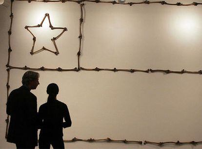 El artista chileno Arturo Dullos expone una obra compuesta con 75 fémures humanos, el jueves en Nueva York