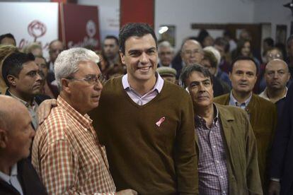 Pedro S&aacute;nchez, durante su visita a una agrupaci&oacute;n socialista en Coslada.