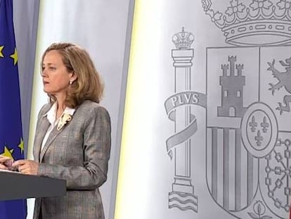 El ministro de Sanidad, Salvador Illa, y la vicepresidenta económica del Gobierno, Nadia Calviño, este lunes durante la rueda en La Moncloa.