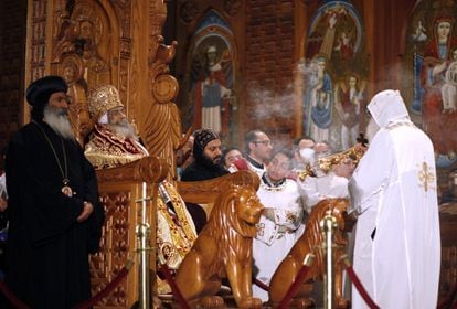 El cuerpo de Shenuda III descansa en el trono de San Marcos durante su funeral.