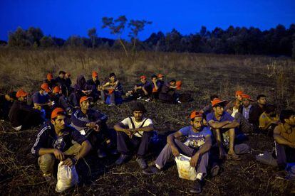 Migrantes y refugiados esperan en la frontera entre Serbia y Hungr&iacute;a.