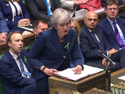 La primera ministra de Reino Unido, Theresa May, durante la sesión de control de este miércoles en el Parlamento británico