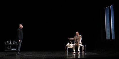 Miguel Ángel Solá (izquierda) y Daniel Freire en 'El veneno del teatro', de Rodolf Sirera.