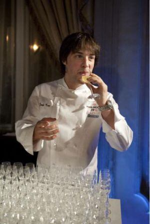 El chef Jordi Cruz brindando por la segunda estrella Michelin que consigue su restaurante Ábac de Barcelona.