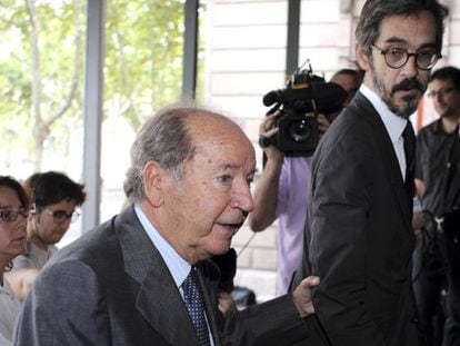 osé Luis Núñez, ayer, al llegar a la Audiencia de Barcelona, junto a su abogado, Cristóbal Martell. 