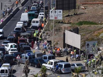 Cientos de los llamados coches patera en la frontera de El Tarajal, en Ceuta, esperan para pasar la frontera con Marruecos.