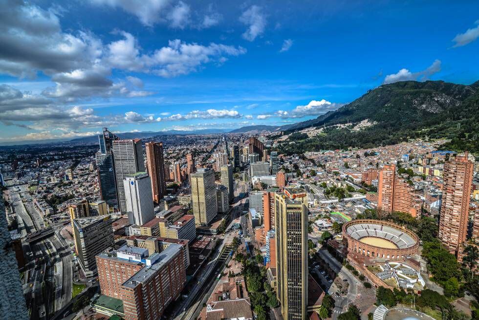 Vista aérea de Bogotá y las Torres del Parque (a la derecha de la foto).