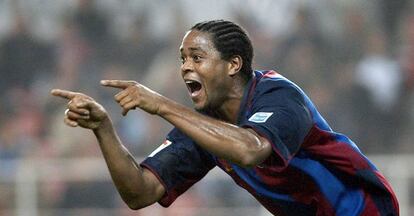 Kluivert celebra un gol amb el Barça el 2004.