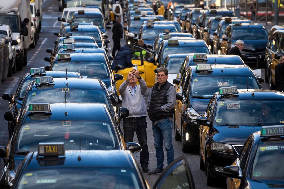 La Generalitat propone reformas legales para evitar otra huelga del taxi en Barcelona | Cataluña