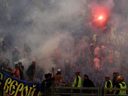 Los aficionados del CSKA encienden bengalas en el Estadio Ol&iacute;mpico de la Roma.