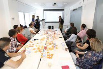 Los participantes en el programa reciben una clase en las oficinas de la tabacalera en Madrid.