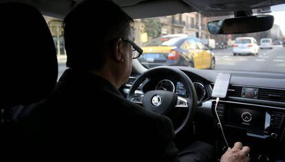 Uno de los conductores de Cabify durante su vuelta a Barcelona.