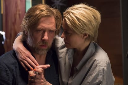 Mikael Persbrandt i Trine Dyrholm, a la pel·lícula.