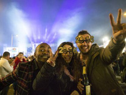 Tres j&oacute;venes celebran el Fin de A&ntilde;o en Barcelona. 