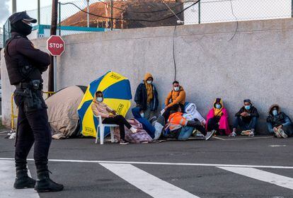 Un policía vigila al grupo de migrantes acampado frente al campo Canarias 50 el pasado 27 de febrero.