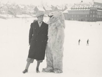 La fascinante colección de retratos de mediados del siglo XX con personas vestidas de osos polares