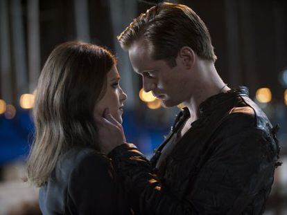 Alexander Skarsgård y Lucy Griffiths, en un momento de la quinta temporada de 'True blood'