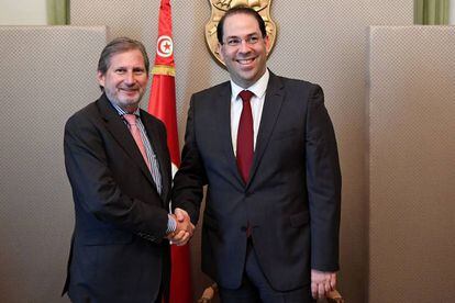 El primer ministro Yusuf Chahed saluda al comisario europeo Johannes Hahn en una visita reciente.