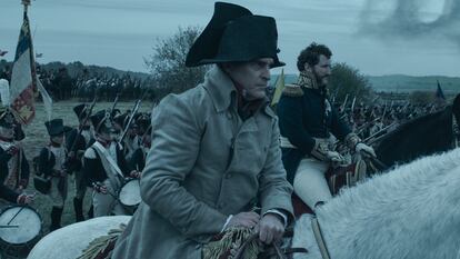 Fotograma de la película 'Napoleón' en la que aparece el actor Joaquin Phoenix.
