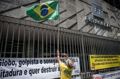 Protesta ante la sede de Petrobras en Río de Janeiro.