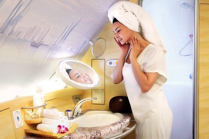 Quizás nada impresiona tanto a un turista de la clase ídem como la ducha de primera de Emirates. Dura 5 minutos por persona, pero te dan toalla.