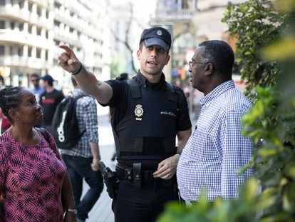 Un agent del CNP fa gu&agrave;rdia a Via Laietana.