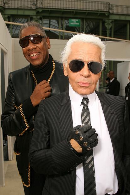 El editor con Karl Lagerfeld en París, durante la presentación de la colección primavera-verano 2007 de Chanel.