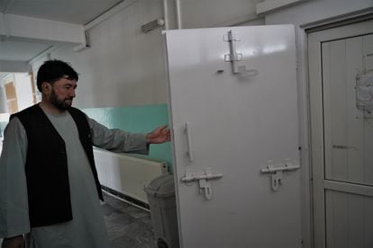 Atiqullah Qati, director del hospital maternal 100 Camas, muestra la puerta blindada de uno de los refugios en el que se escondieron decenas de personas durante el ataque terrorista del año pasado