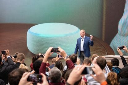 David Limp, vicepresidente de dispositivos de Amazon, anuncia el nuevo Echo Dot, de la asistente digital Alexa, en Seattle, Estados Unidos, el 20 de septiembre de 2018.