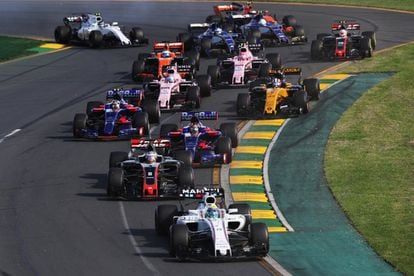 Felipe Massa encabeza un grupo de monoplazas durante la carrera.