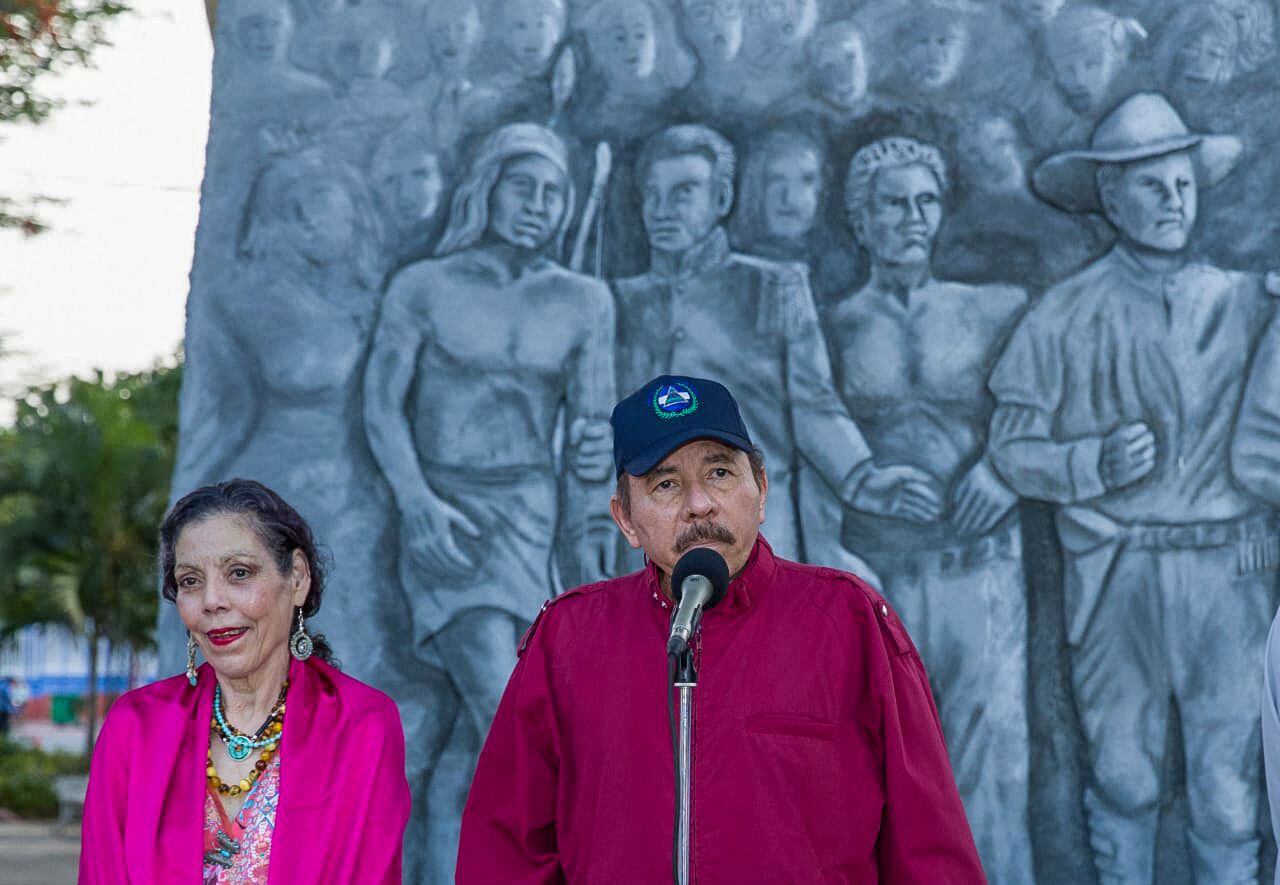 Daniel Ortega y Rosario Murillo asistieron a la ceremonia de aniversario del nacimiento del líder sandinista Carlos Fonseca Amador, en la plaza de la Revolución de Managua.