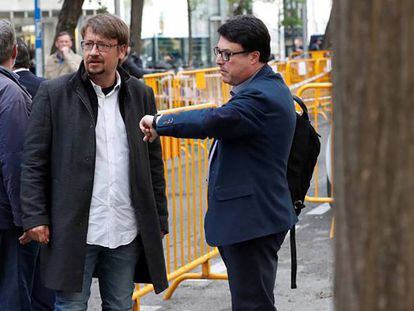 Josep Nuet, exmiembro de la Mesa del Parlament, junto al líder de Catalunya en Comú-Podem en el Parlament, Xavier Domènech.