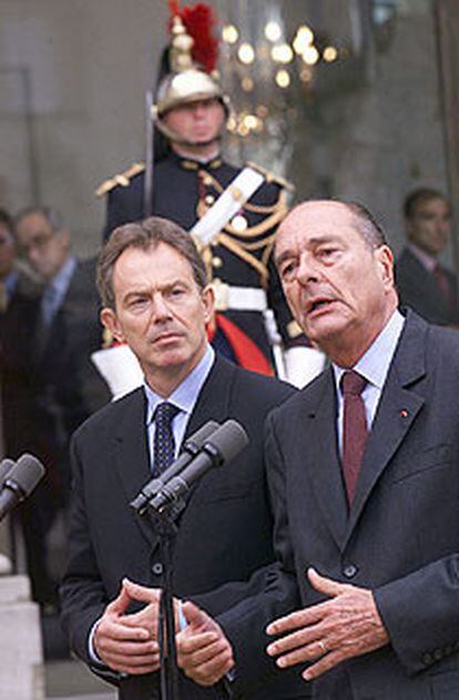 El primer ministro británico, Tony Blair, y el presidente francés, Jacques Chirac, en el palacio del Elíseo en 2001.