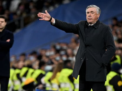 Carlo Ancelotti, durante el partido del Real Madrid frente al PSG en el Santiago Bernabéu.