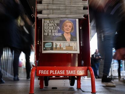 Portada del periódico 'The Evening Standard' con la renuncia de la primera ministra Liz Truss, en  anuncia la renuncia de la primera ministra Liz Truss, en Westminster (Londres), este jueves..