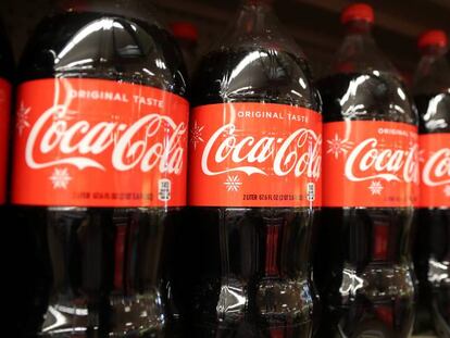 Botellas de Coca-Cola en un supermercado.