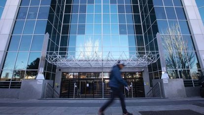 Un hombre pasa por delante de un edificio de oficinas, en Madrid.