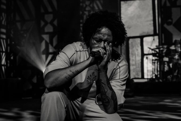Emicida, en el concierto celebrado en el Teatro Municipal de São Paulo, que sirve de hilo conductor al documental.