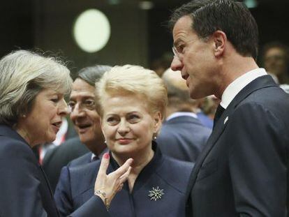 La primera ministra brit&aacute;nica Theresa May (i) conversa con la presidenta lituana Dalia Grybauskaite (c) y el primer ministro holand&eacute;s, Mark Rutte (d) al comienzo de la cumbre de jefes de Estado de la Uni&oacute;n Europea en Bruselas (B&eacute;lgica) hoy, 20 de octubre de 2016. Los l&iacute;deres europeos se re&uacute;nen hoy y ma&ntilde;ana para abordar la crisis de los refugiados y la pol&iacute;tica exterior. 