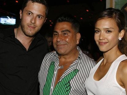 Harry Morton, Luis Barajas, fundador de 'Flaunt magazine', y la actriz Jessica Alba.