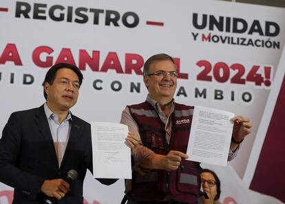 Mario Delgado y Marcelo Ebrard durante la inscripción de la excanciller como candidata a la contienda interna de Morena, en Ciudad de México, este miércoles.