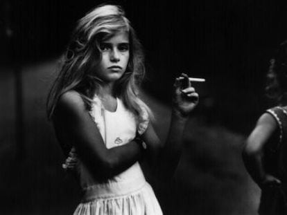 Candy Cigarette, fotograf&iacute;a realizada por Sally Mann. 