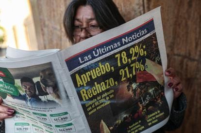 Una mujer lee un diario este lunes en Santiago (AP Photo/Esteban Felix)