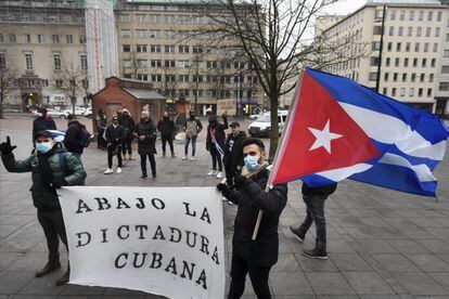 Exiliados cubanos en Finlandia protestan contra las violaciones de derechos humanos en la isla, el domingo frente a la embajada de Cuba en Helsinki.