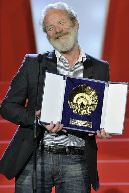 Peter Mullan posa con la Concha de Oro durante la ceremonia de clausura.